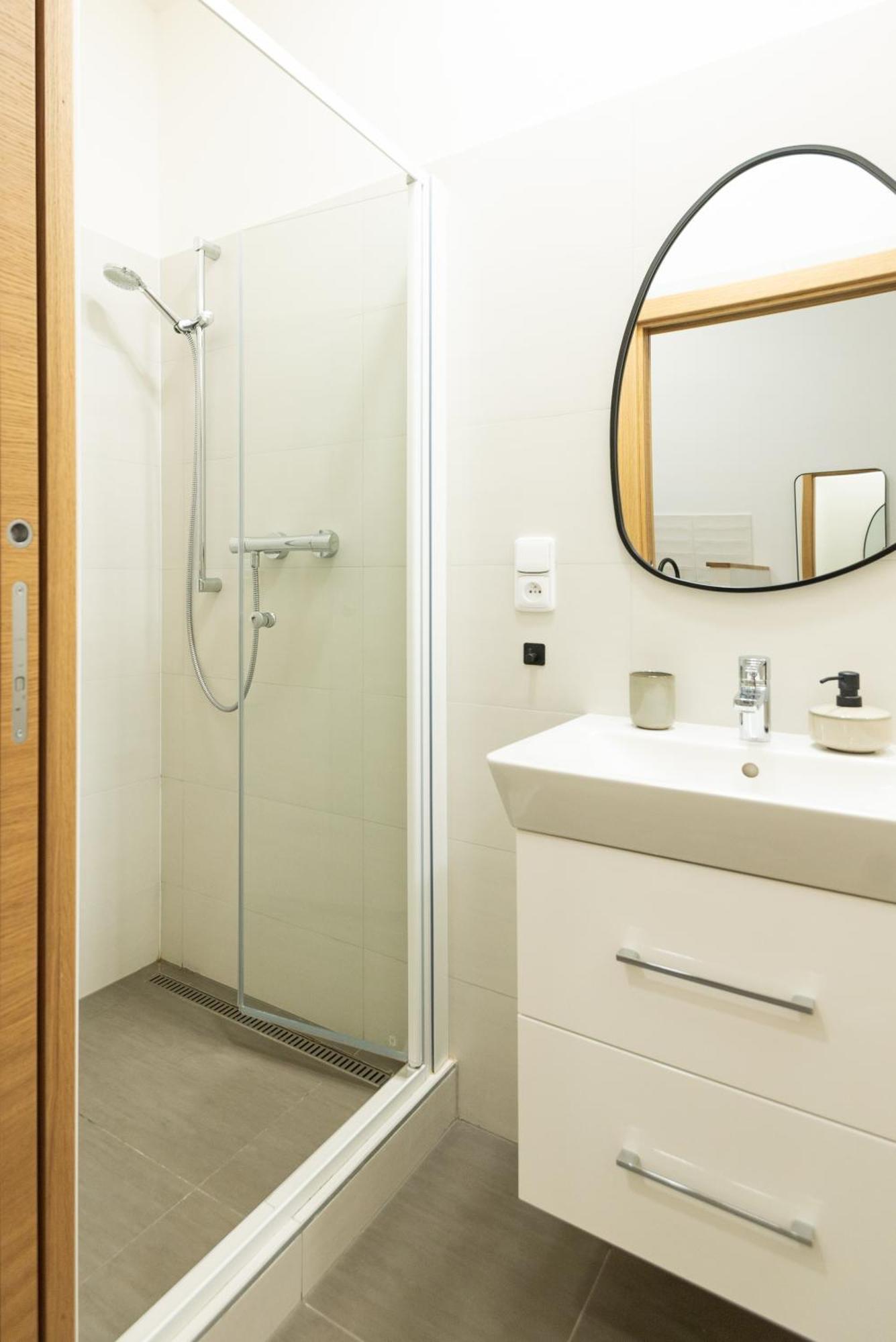 Modern & Spacious Near The Old Town Apartment Prag
